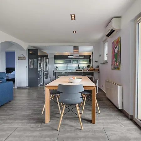 Holiday home Lovely In