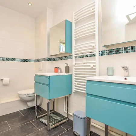 Lovely In * סאן-לורן-דו-ואר