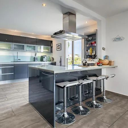 Lovely In * סאן-לורן-דו-ואר