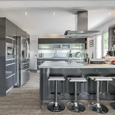 Lovely In סאן-לורן-דו-ואר