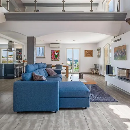 Lovely In * סאן-לורן-דו-ואר